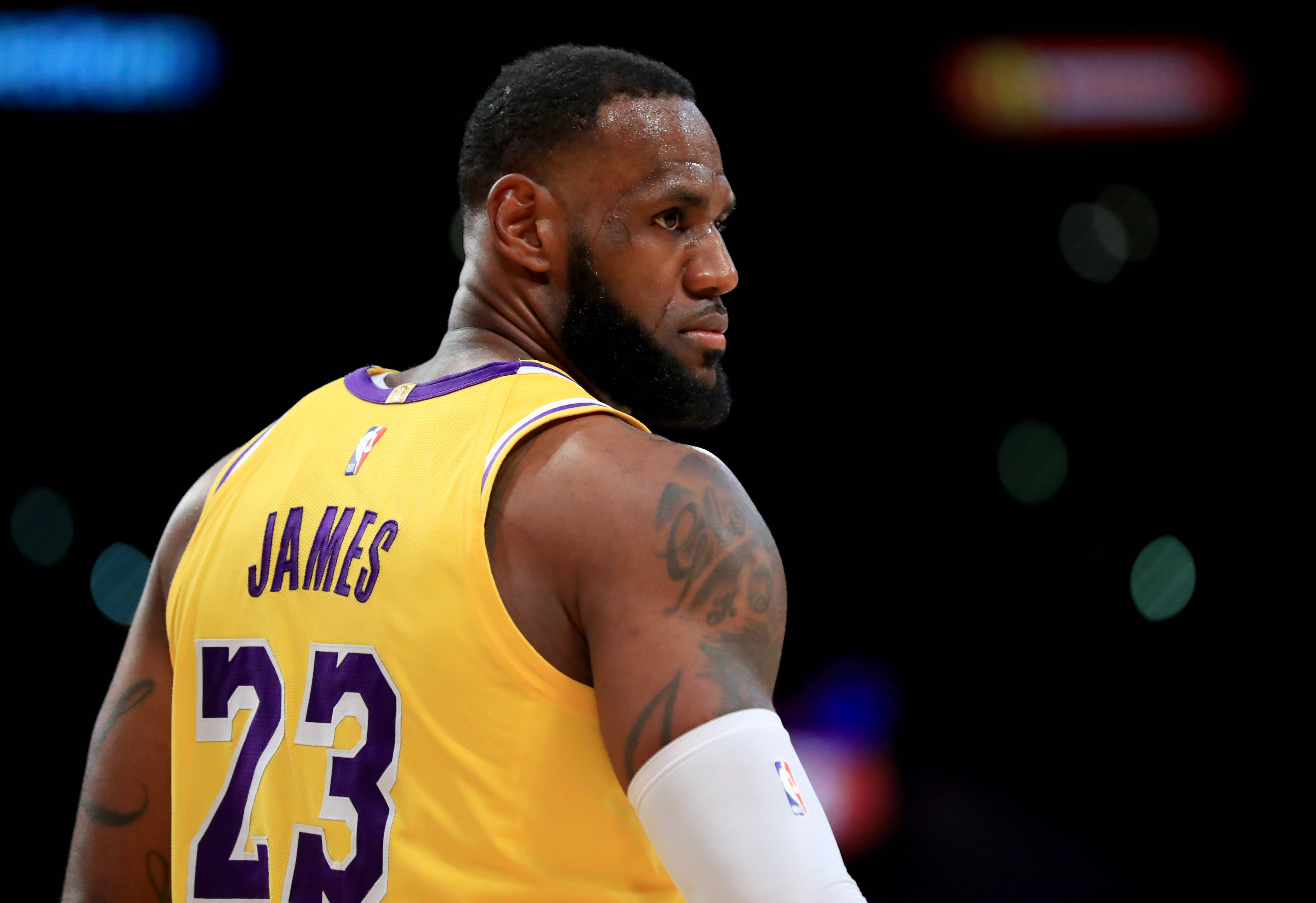 九游游戏中心-塞尔维亚队观众热烈欢呼!,詹姆斯迎来十赛季出色发挥比赛高潮迭起的简单介绍-九游游戏中心